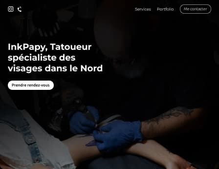 Tatoueur au travail réalisant un tatouage facial