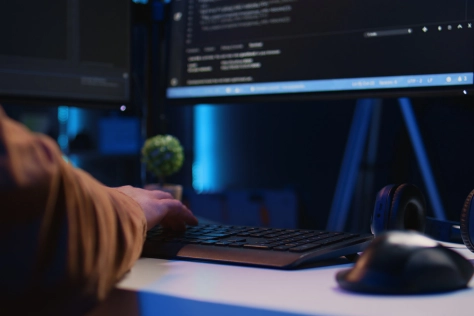 Ecran d'ordinateur affichant des lignes de code