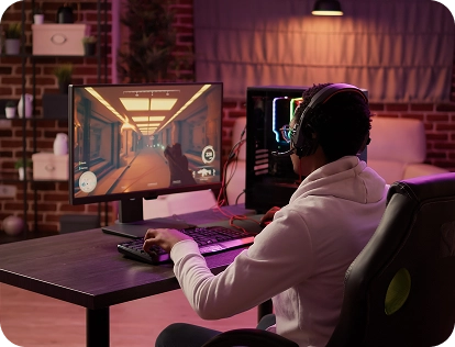 Homme en train de jouer à un jeu vidéo