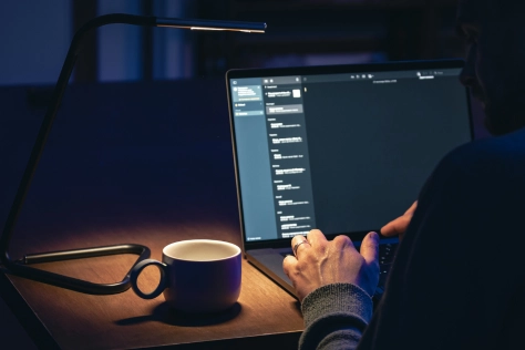 Lampe de bureau mettant illulunnant un café posé sur ce même bureau